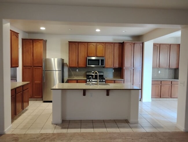 Building Photo - Spacious 6 Bedroom Home in North Merced - Solar Included!