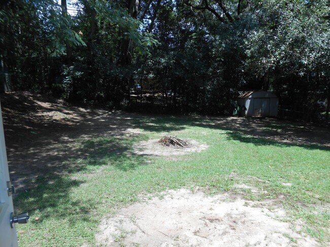 Building Photo - 1606 Airport Dr