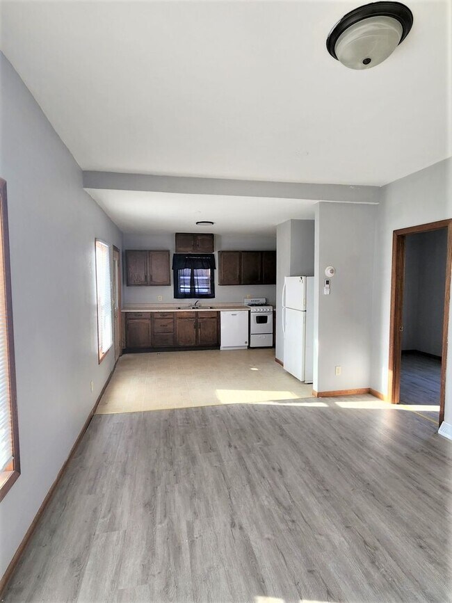 Building Photo - 2 Bed 1 Bath