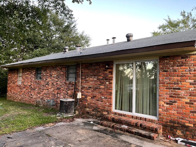 Foto del edificio - 1623 Huffman Dr