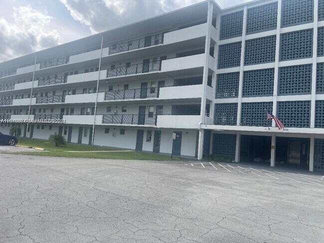 Foto del edificio - 950 Hillcrest Dr