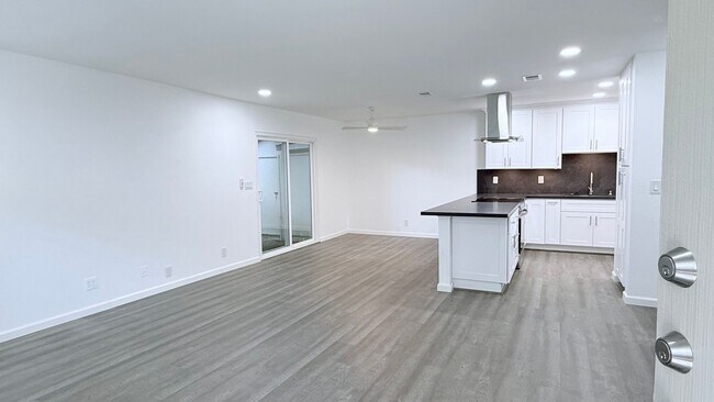 Foto del edificio - NEWLY RENOVATED---- 2BD/1BA, End Unit TH in Twin Creeks Garden, San Ramon- Available Now!