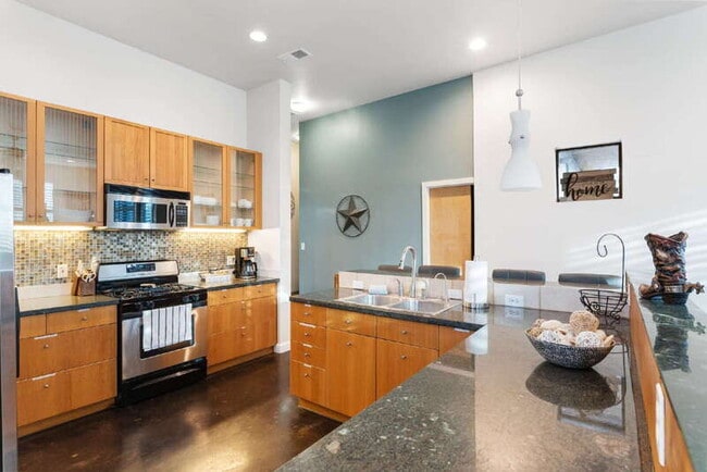 Building Photo - 2612 Carnarvon Ln