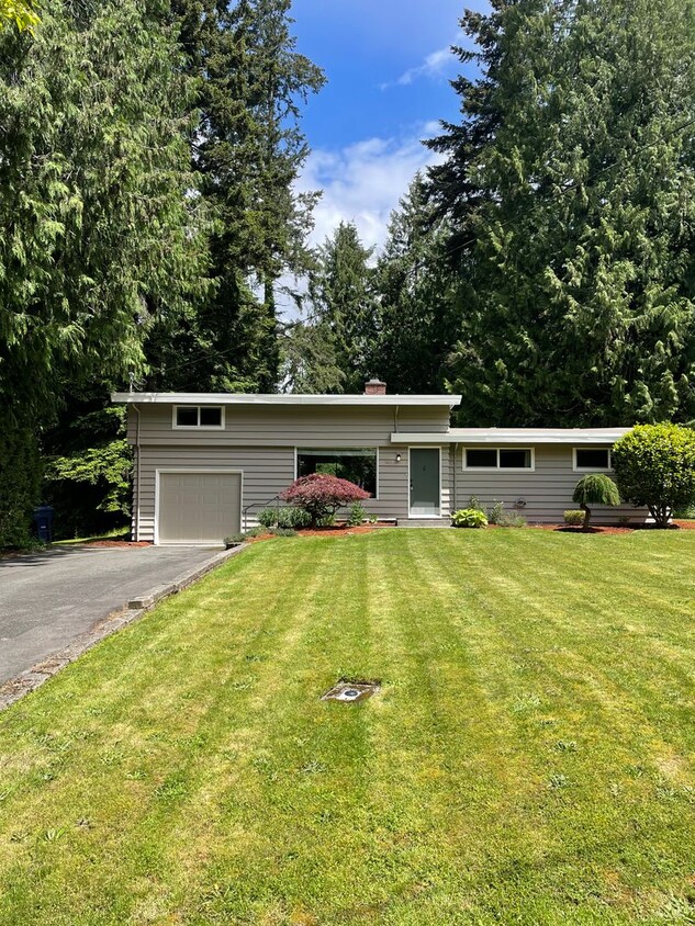Primary Photo - 3 Bed/ 2 Bath House near Scriber Lake in L...