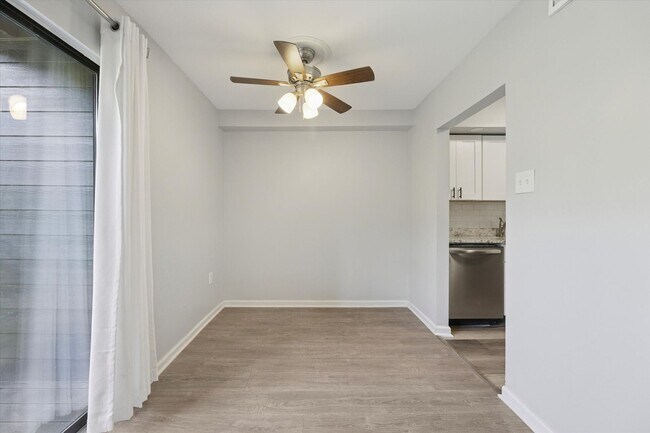 Foto del edificio - Available Immediately – Renovated 2B/1.5B ...
