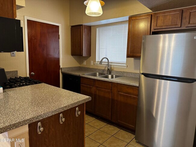 Foto del edificio - 8700 Lakehurst Rd