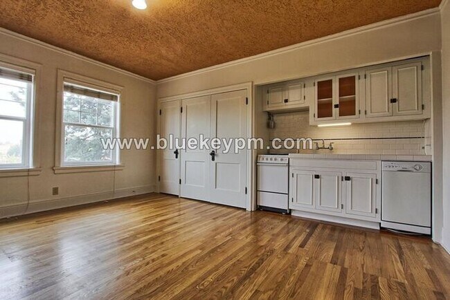 Building Photo - Pearl District Studio Condo in Historic Em...