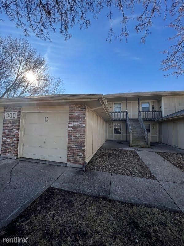 Primary Photo - 2 br, 1 bath Townhome - 300 Sky Vue Dr