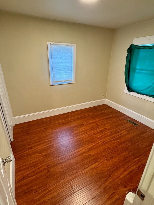 Building Photo - Updated 3BR Home w/ Huge Storage Basement – Prime Portland Location!