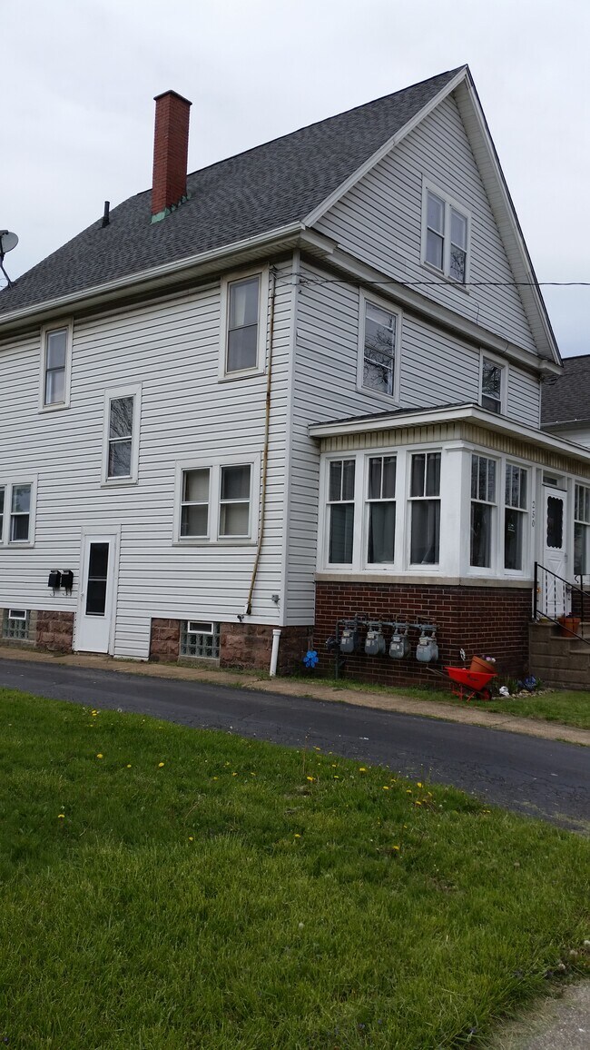 250 Robinson St Unit lower, North Tonawanda, NY 14120 Apartments in