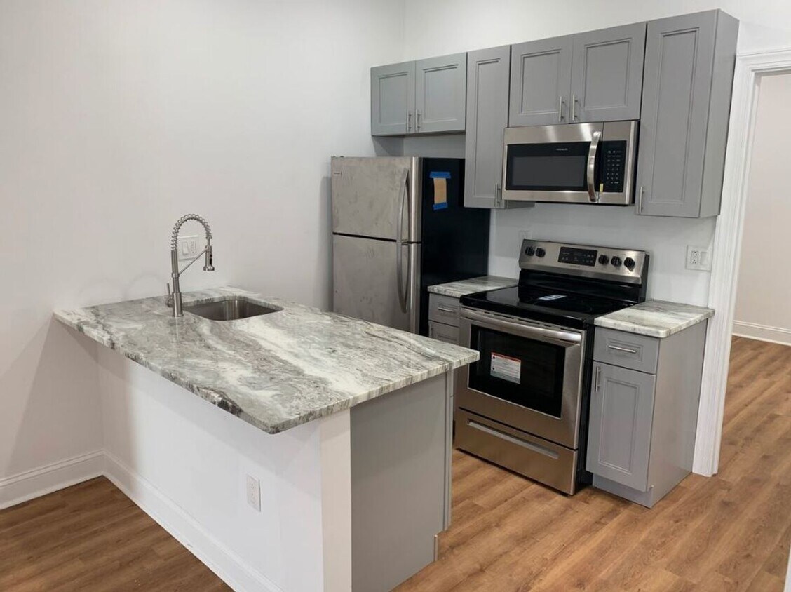 Foto principal - Single Family Strawberry Mansion (Concrete...