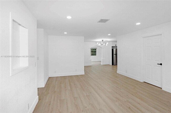 Building Photo - 610 NW 38th Ct