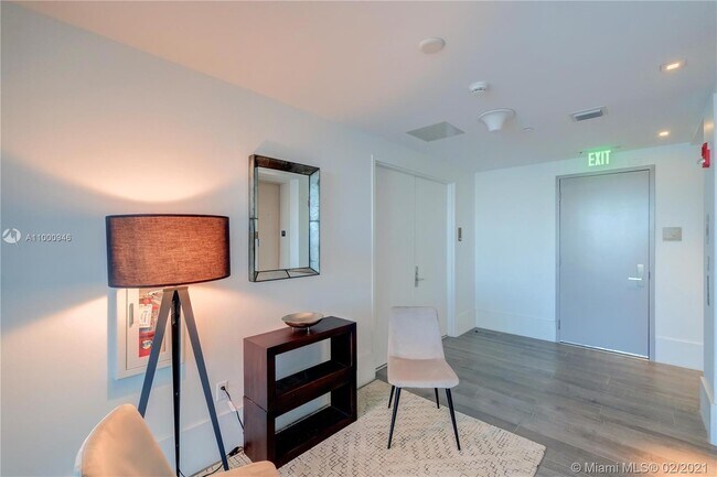 Building Photo - 5500 Island Estates Dr