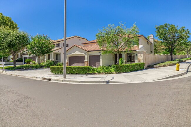 Foto del edificio - Executive 5-Bedroom Pool Home with Dual Master Suites in Stevenson Ranch