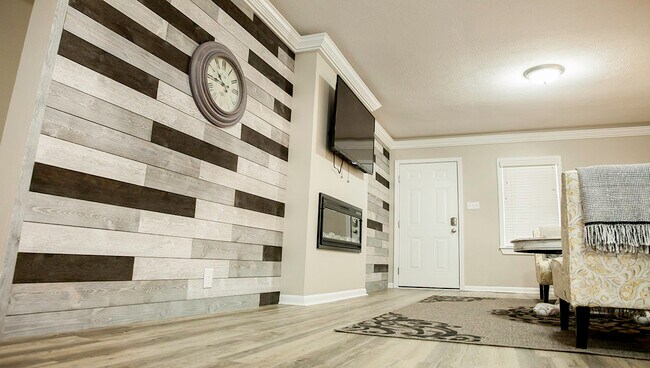 Barnwood accent walls! - 1005 W Rex St