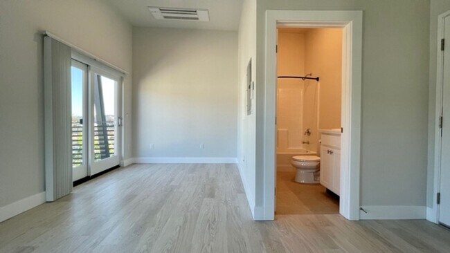 Foto del edificio - New Construction Studio Apartment with Air Conditioning in the Ironworks Building