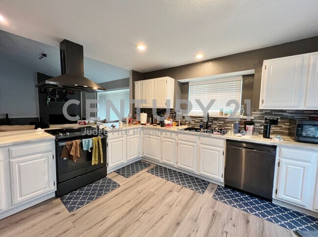 Building Photo - Stylish and Updated 3/2/2 in Bedford For R...