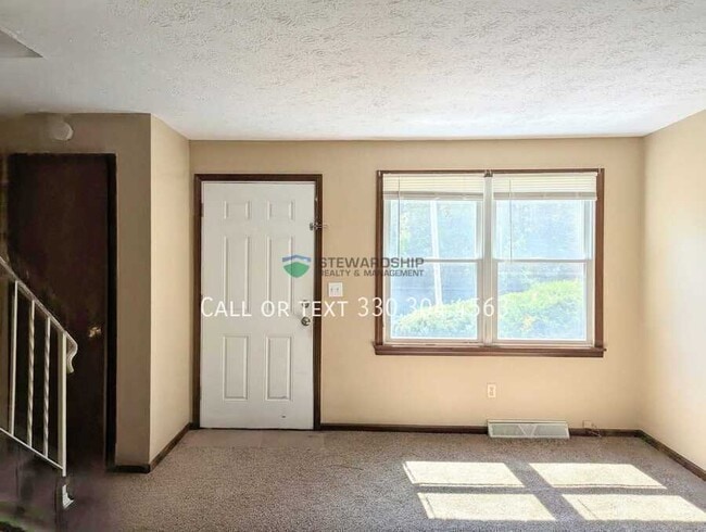 Building Photo - 165 Elm St NE