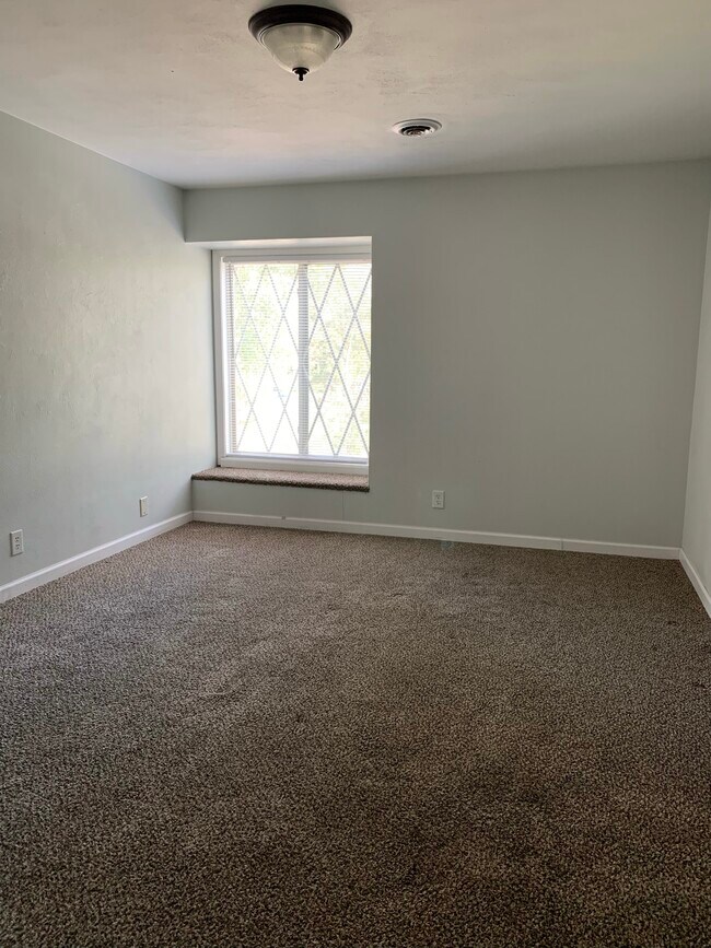 2435 Lakeshore Dr Unit 18, Pekin, IL 61554 Apartments in Pekin, IL