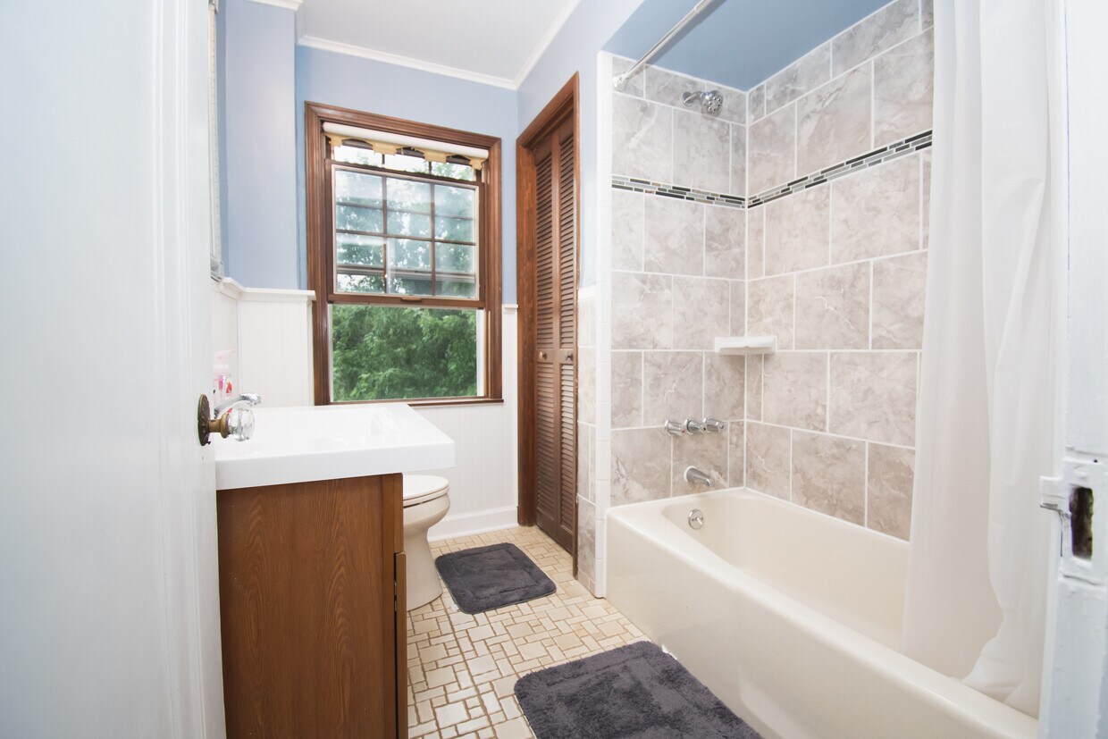 Primary Photo - 1304 Bellaire Pl