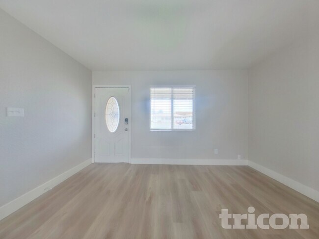 Foto del edificio - 2236 Dunlap Dr