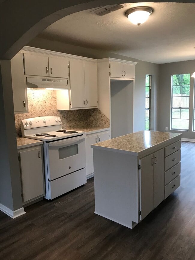 Building Photo - 204 E Sedberry St