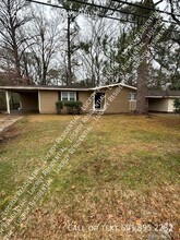 Building Photo - 3060 Oak Forest Dr