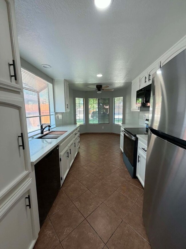 Building Photo - Beautifully Updated 3 Bedroom Home