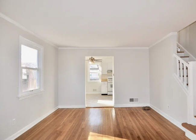 Living room looking to kitchen - 32 Park Ter