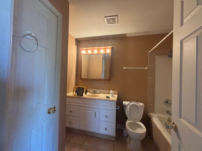 Foto del edificio - 15912 Warburton Dr