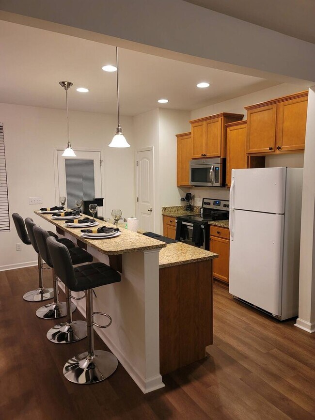 Foto del edificio - Room in 3 Bedroom Townhome at Stone Manor Dr