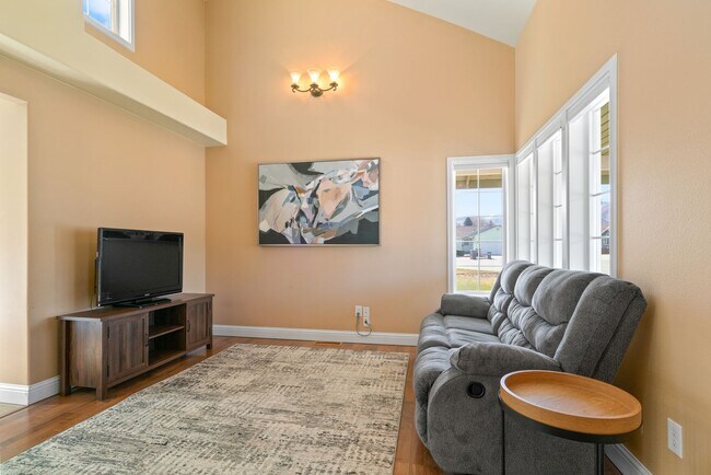 Building Photo - Beautiful 3 Bedroom 2.5 bath home with 2 c...