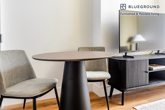 Building Photo - 161 W 54th St