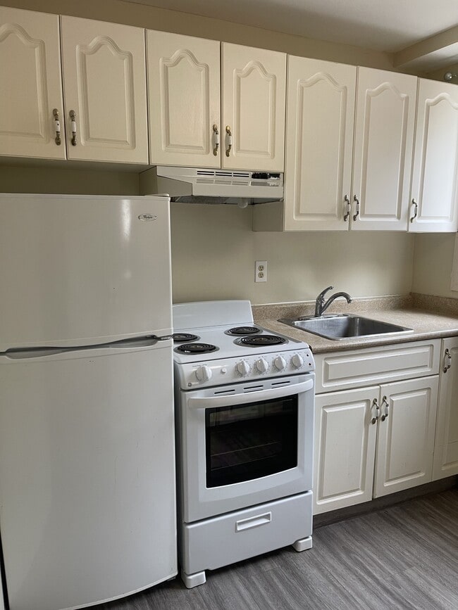 Building Photo - 3104-3104 Victoria Ave