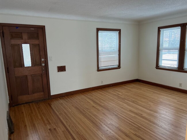 Building Photo - Spacious 3 bedroom 2 bathroom single famil...