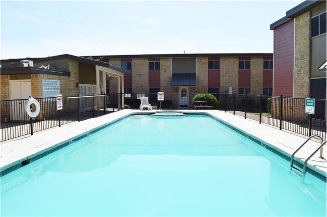 Foto del edificio - 901 WOODED Acres Dr
