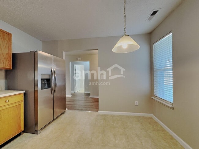 Foto del edificio - 674 Springtree Lane