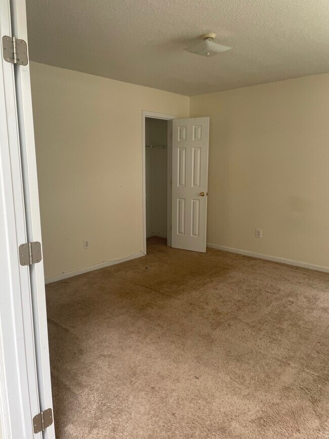 Building Photo - Great Location!! Very Spacious!!