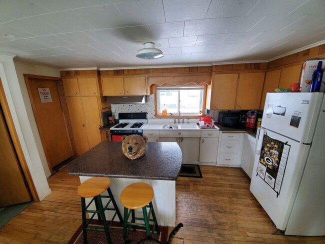 Building Photo - $1575| 4BD 1BA| 524 7th| Available 6/2/2025!