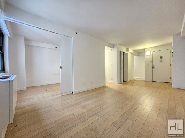 Building Photo - Junior 1-Bedroom in Murray Hill | 8th Floo...