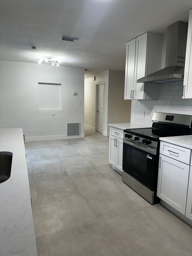 Building Photo - 3 Bedroom , 2 Bath in Orlando!