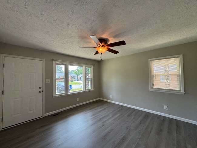 Foto del edificio - Beautifully Renovated 4 Bedroom Home