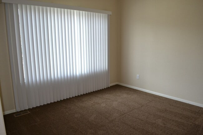 Foto del edificio - 4 Bedroom Home w/ a 3 Car Tandem Garage!