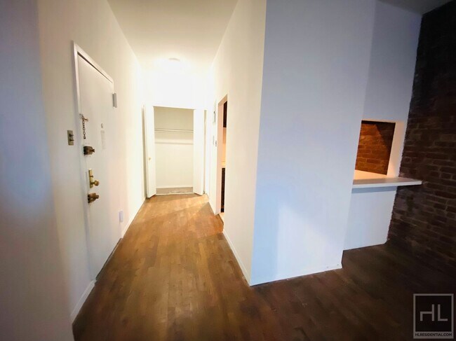 Building Photo - Large 1 Bedroom in a Beautiful Building in...