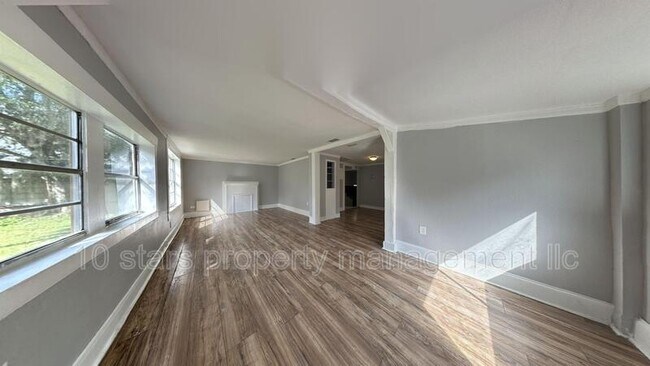 Building Photo - 306 E Clinton St