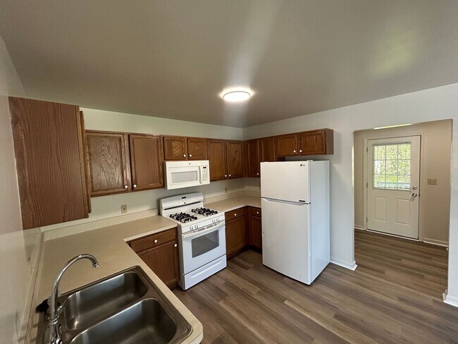 Building Photo - 2 bedroom, 1.5 bath Townhouse style apartm...