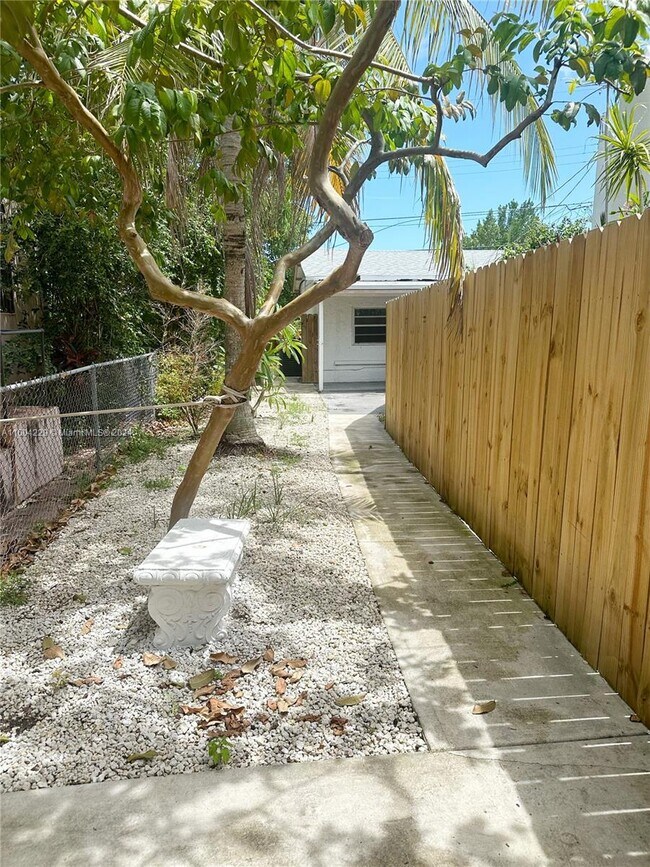 Foto del edificio - 2380 SW 11th St