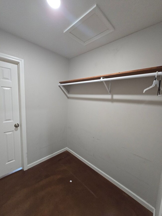 Building Photo - Well Maintained Studio Apt in Newport