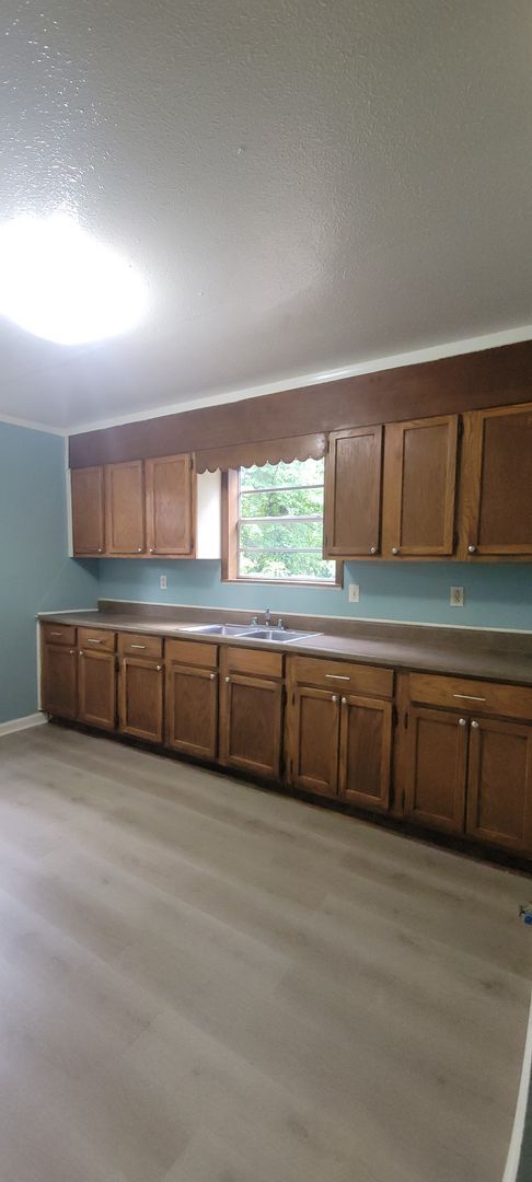 Foto del edificio - Huge 4 bedroom/1 bath Downstairs unit with...