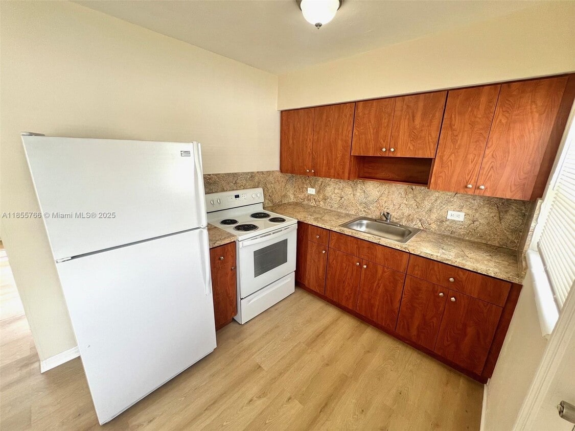 Foto principal - 700 NE 85th St